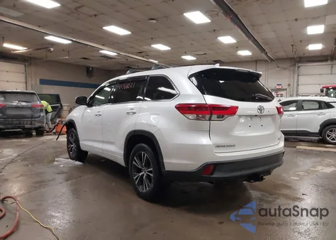 2017 Toyota Highlander Le Plus z USA, uszkodzony, nr VIN 5TDZZRFH5HS218099